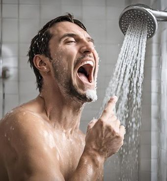 Singen unter der Dusche (KI generiert)